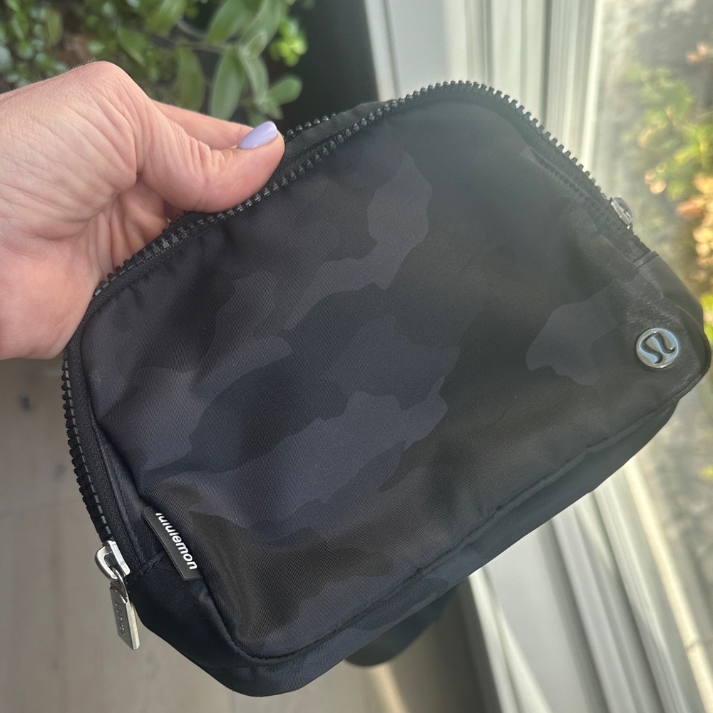 lululemon athletica Black Camo Waist Pack - Picture 4 of 4